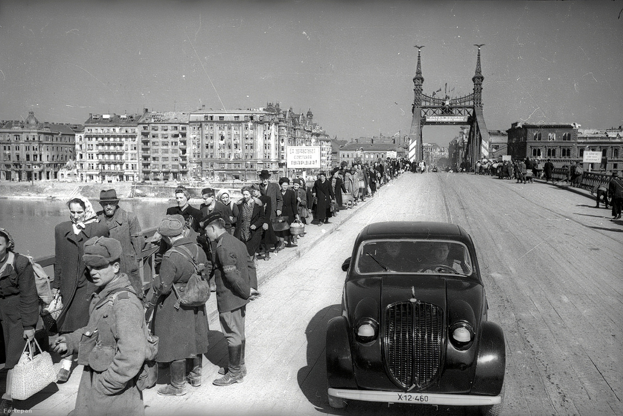 Ferenc József (ma Szabadság) híd ideiglenes helyreállítása 1945-ben.&nbsp;Haldej hagyatéka a fotós halála után tisztázatlan módon egy amerikai ügynökséghez került. Lánya 15 évnyi pereskedés után szerezte vissza a sokezernyi képet.