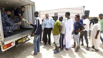 Éheznek a menekültek a líbiai menekülttáborokban