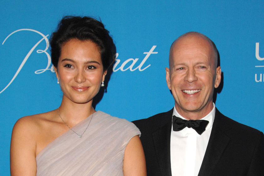 Bruce Willis újra megnősült: 24 évvel fiatalabb párja gyönyörű menyasszony volt