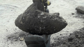 Bombát találtak a felújítás alatt lévő Vörösmarty téren
