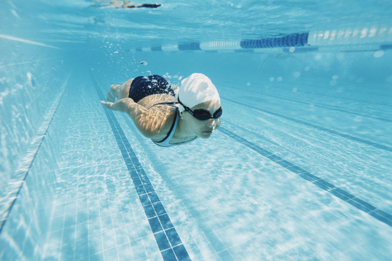 Az úszás nemcsak erősít, de a fogyásban is segít