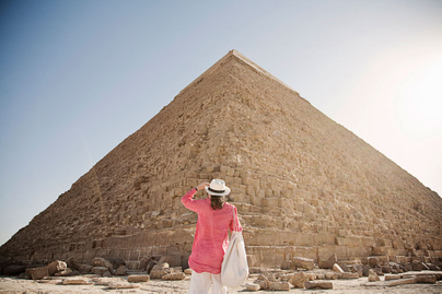 Ez van az egyiptomi piramisok mellett: 5 világhírű épület sosem látott szögből