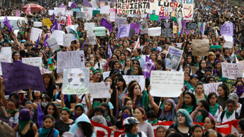 Tízből hét nőt zaklattak a médiában Mexikóban