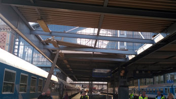 Letépte a szél a Nyugati pályaudvar egyik peronjának tetőelemét