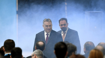 Petícióban követelik Orbán Viktortól, hogy mondassa le Pócs Jánost