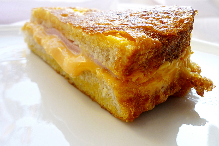 Sajttal-sonkával töltött bundás kenyér: a reggeli, ami sokáig eltelít