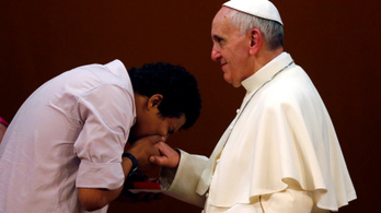 Tartott a fertőzésektől, ezért húzta el a pápa a kezét a kézcsók elől