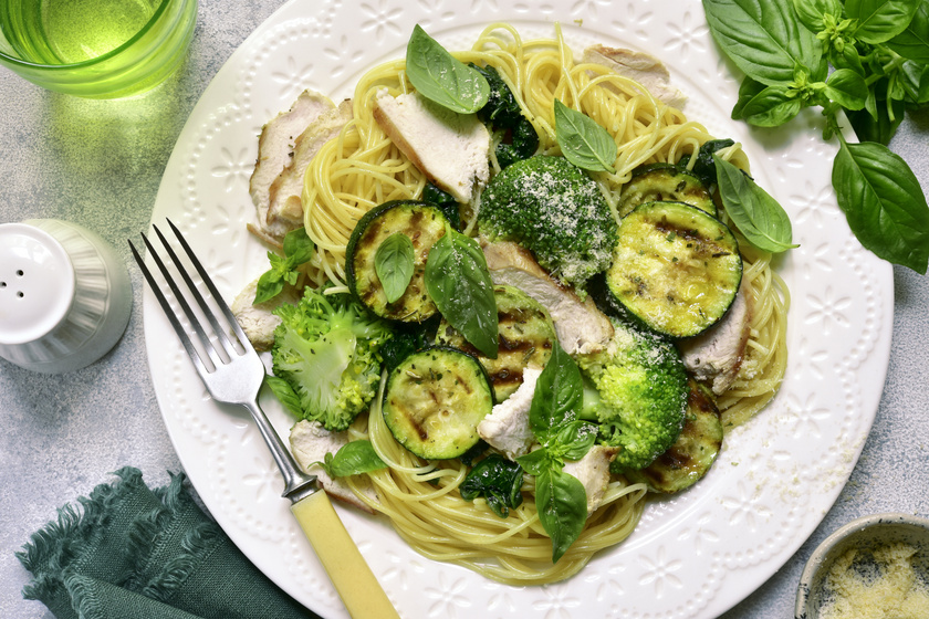 Csirkés spagetti cukkinivel és brokkolival: így lesz diétás a tészta