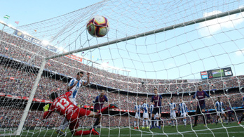 Menteni akart a védő Messi szabadrúgásánál, az év legszerencsétlenebb gólja lett belőle