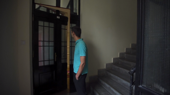 Zseniális ajtóátalakítás egy régi budai bérházban
