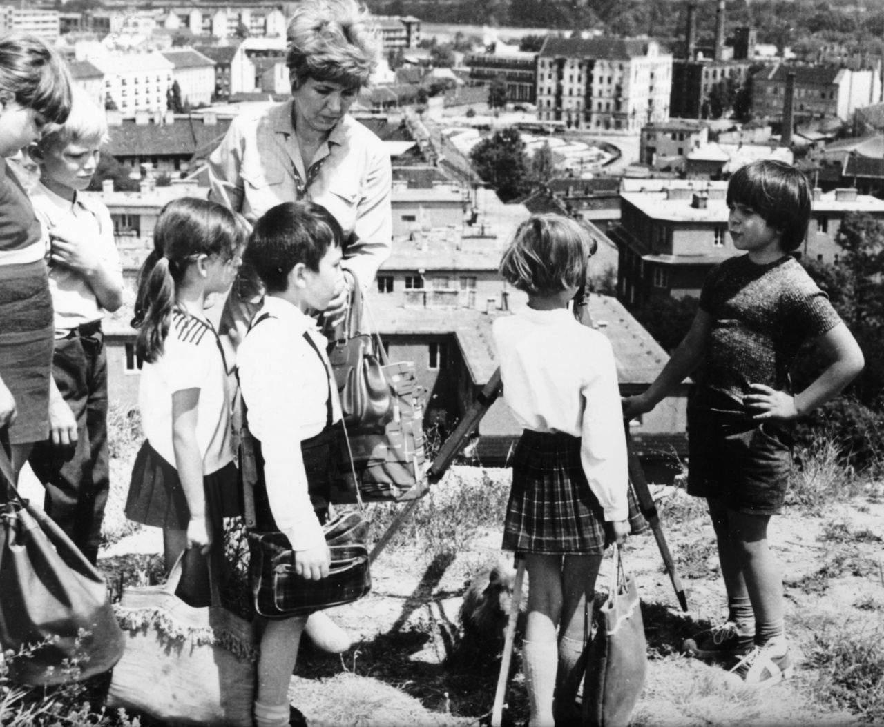 Kisrece és a kiránduló gyerekek találkozása a Nagyszombat utca felett, az Újlaki-hegy oldalában. A háttérben a Goldberger-gyár és Aquincum katonavárosi amfiteátruma is látható.