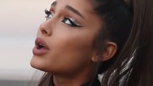 Új klipjével vallja be Ariana Grande, hogy biszexuális?