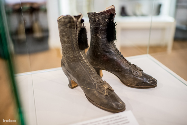 Erzsébet királyné cipője. Egy másik, fekete szanténból készült, gyöngyökkel díszített cipője tavaly több mint hatmillió forintért kelt el egy bécsi árverésen.