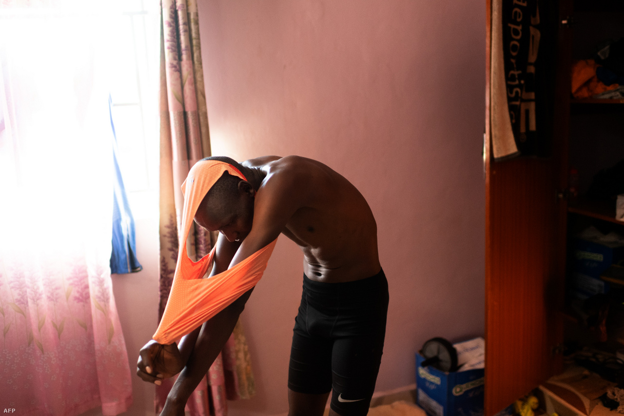 A kenyai edzőtáborokat azért is szeretik a futók, mert nyugalom van. Szinte semmi mással nem kell foglalkozniuk csak a futással, és a két edzés közötti pihennéssel. Nem kell sehová sem rohangálni, ügyet intézni, családi kötelezettségeket teljesíteni. A maraton világcsúcstatója, Eliud Kipchoge is minden évben elvonul edzőtáborba. Persze többször felmerült az a vád is, hogy az elzártság a doppingolásnak is kedvez. A távoli falvakba ritkán jutnak el a doppingellenőrök, nem könnyű megtalálni a futókat. Több cikk jelent már meg arról is, hogy a helyi gyógyszertárak némelyike igyekszik is kihasználni a tiltott szer iránti keresletet.