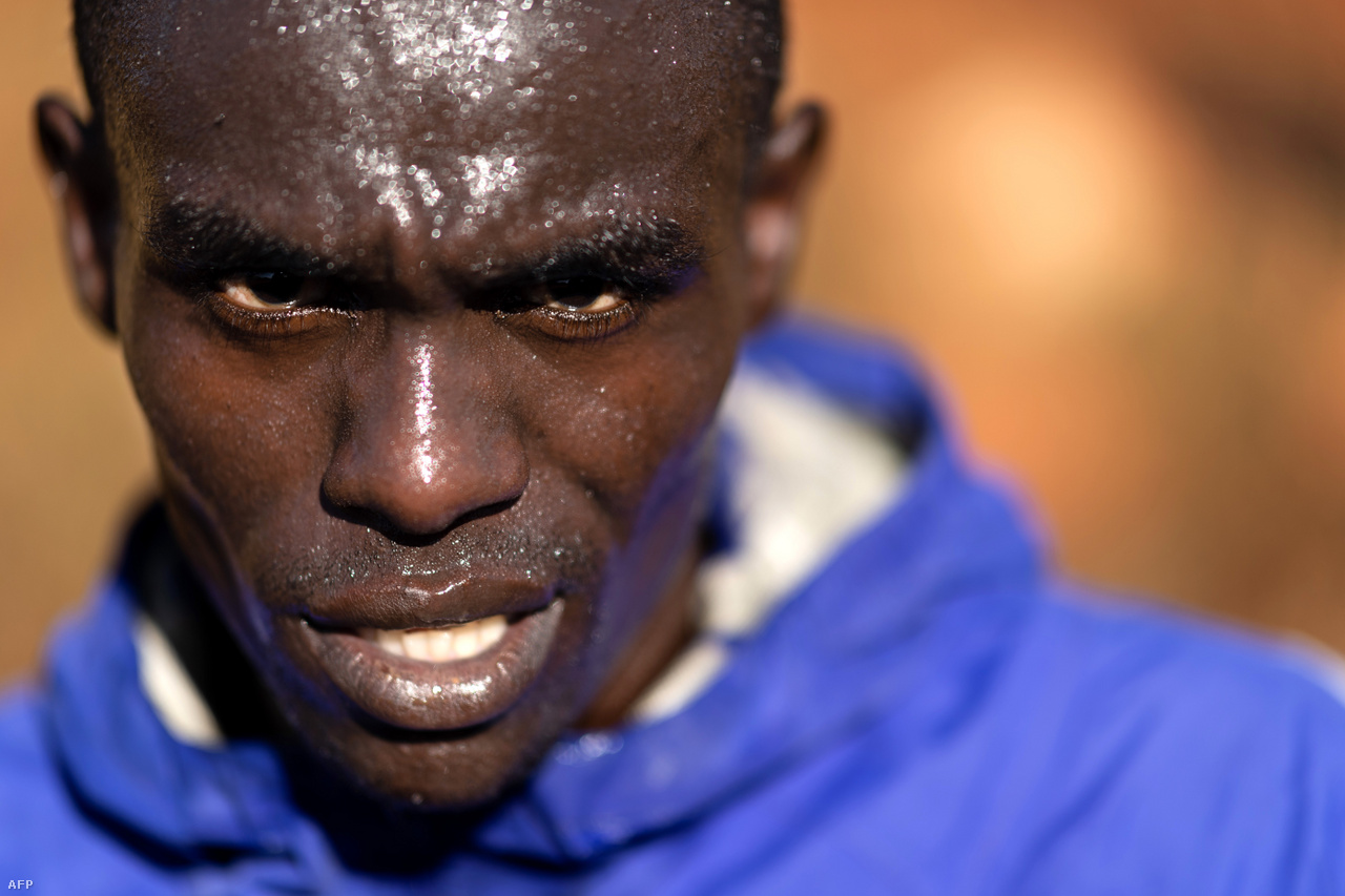 Kenya 1964-ben nyerte első olimpiai érmét futásban, de csak az 1990-es évektől kezdte igazán dominálni a hosszú- és középtávfutást. Edzőtáborokat az 1970-es évek végén kezdtek építeni a ír misszionárius-edző, Colm O'Connel kezdeményezésére. Ma már Kenya-szerte több mint száz edzőtábor működik. A 2400 méter magasan lévő Itent sokszor "A bajnokok otthonaként" emlegetik. 
