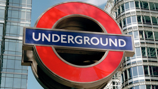 A londoni metrón maszturbált egy nő, a rendőröknek azt mondta, csak vakarózott