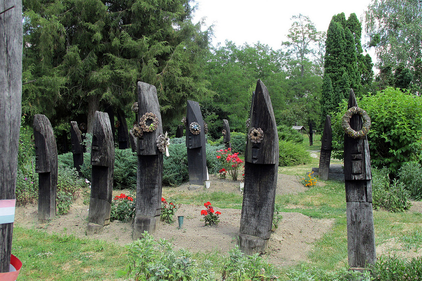 Nem tudni, miért került 600 magyar sírra ilyen fejfa: a rejtélyes csónakos temető