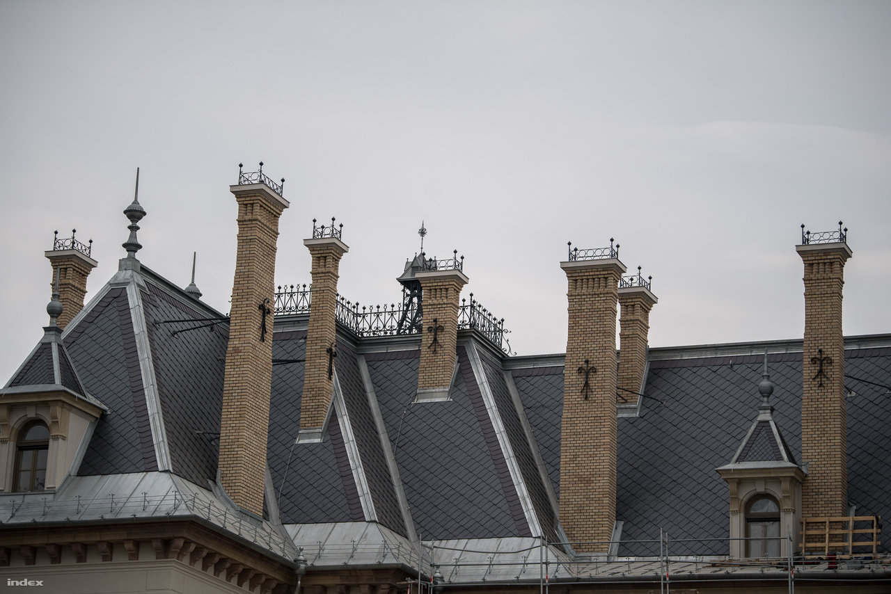 A tető helyreállításához ugyanabból a bányából hozatták a palát, ahonnan az 1800-as évek végén. A kéményeknél érdemes megfigyelni az úgynevezett vonóvasakat, amelyeket szintén restauráltak. Ezek azoknak a rudaknak a díszes végei, amelyek a kéményeket rögzítik a tetőhöz.