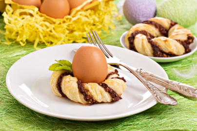 Húsvéti kakaós koszorú leveles tésztából: tojástartónak is kiváló