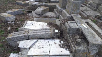 Feldúltak egy romániai zsidó temetőt
