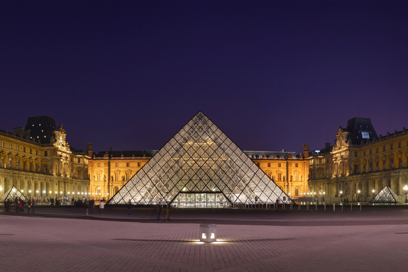 2000 papírlapot terítettek a Louvre köré: hihetetlen optikai illúziót okozott