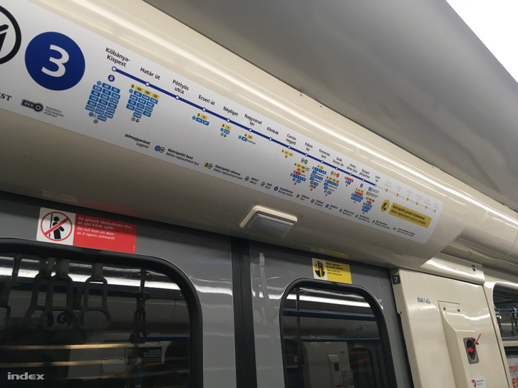 Hármas metró szerelvény matrica 2019. április 4-én