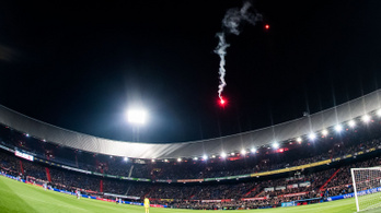 Kívülről lőtték be a tűzijátékot a stadionba a görögtűzért kitiltott Feyenoord-drukkerek