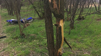 Halott motorost talált egy erdőben sétáló nő Vácrátóton