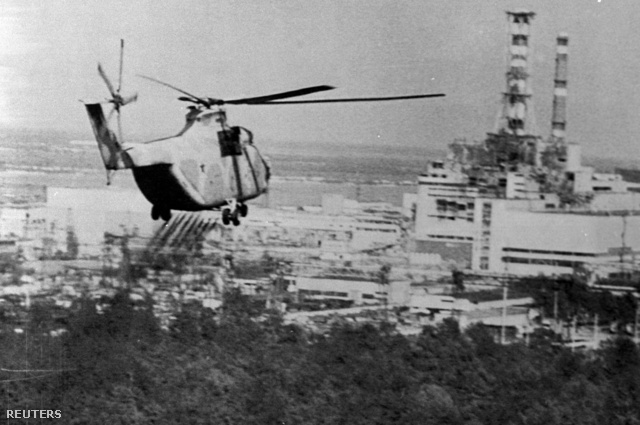 1986. június 13.: sugármenetsítést végző katonai helikopter.