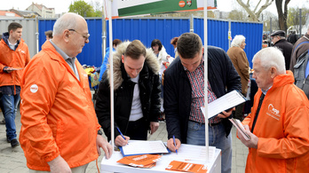 A Fidesz és a Jobbik is elsőként adta le az ajánlószelvényeket