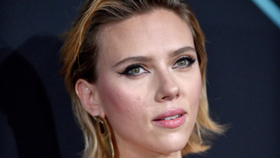 Scarlett Johansson annyira megrémült az őt követő paparazzóktól, hogy  rendőrségre menekült