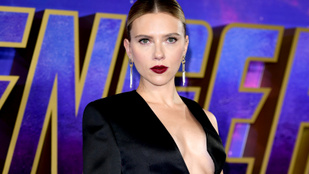 Scarlett Johansson mellét alig fedte valami a Bosszúállók: Végjáték londoni premierjén