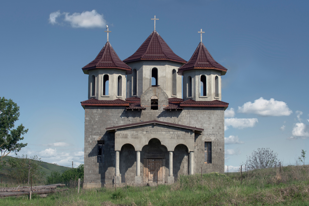 A templomok közül rengeteg egy kaptafára készül, a moldvai részen a fotós legalább 50 ugyanolyat látott. A forma azonos, esetleg a méretek változnak. Néhány építészeti motívum a családi házakra is átkerül. Erdélyben is rengeteg templom épül, ott még inkább érezhető a szimbolikus területfoglalás.
                        Akár egy családi háznak is elmenne ez a Kolozs megyei, építés alatt álló templom.
