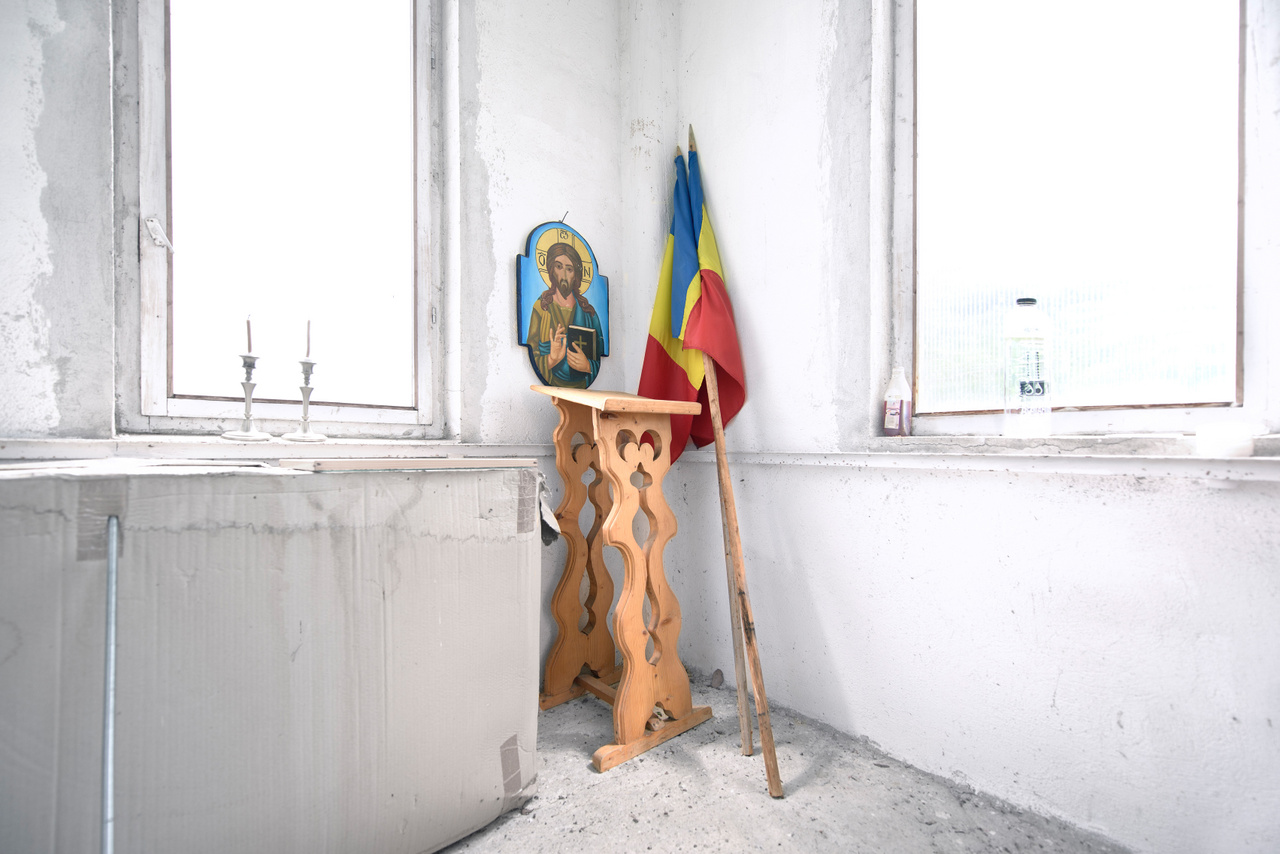 A statisztikák mindenesetre kedveznek az ortodox vallásnak, a 2011-es népszámlálás szerint Románia lakosságának közel 86 százaléka, 16,4 millió ember vallotta magát ortodoxnak. Hogy ebből ténylegesen mennyien gyakorolják a vallásukat, vagy járnak templomba, azt csak megtippelni lehet. 
                        Templombelső Maros megyéből.