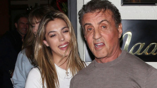 Sylvester Stallone a családi vacsora után a rajongóival pózolt