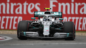 Hamilton támadását visszaverve Bottasé az 1000. F1-futam pole-ja