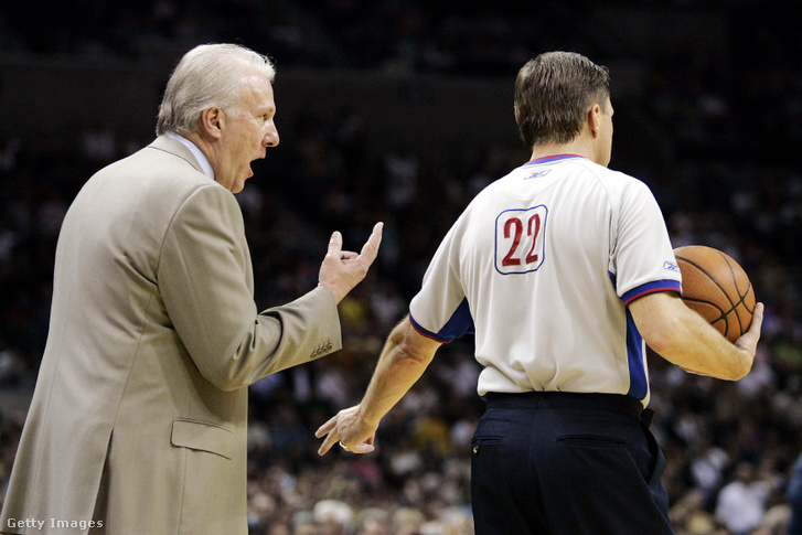 Popovic magyaráz Bill Spooner játékvezetőnek a Spurs-Nuggets mérkőzésen 2005. április 24-én a texasi San Antonióban