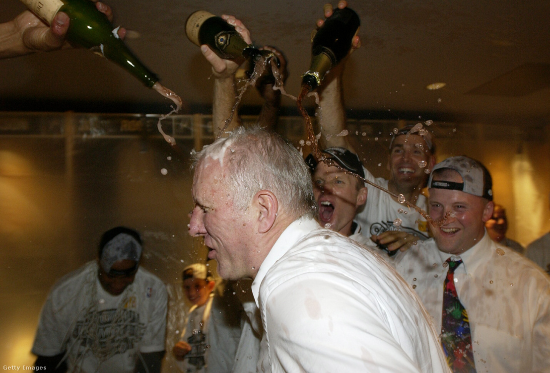 2003. június 15-én a csapat már az NBA-győzelmet ünnepelte, Popovich fürdik a pezsgőben