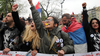 Ismét tömegek tüntetnek Belgrádban