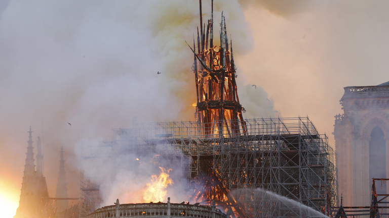 Miért mosolygott az égő Notre-Dame-nál két arab férfi?