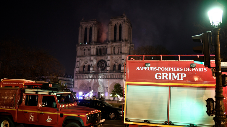Megfékezték a Notre-Dame jelentős részét elpusztító tüzet Párizsban