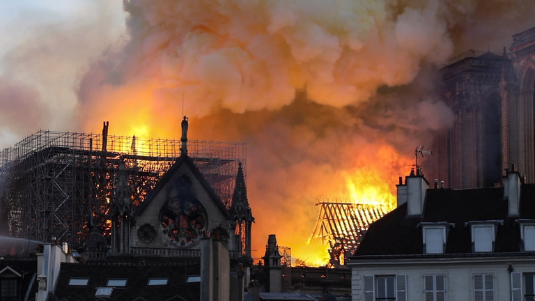Videón a Notre-Dame lángjai