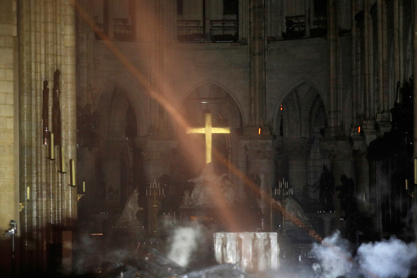 Elkeserítő fotók a kiégett Notre-Dame belsejéből: így néz ki most a székesegyház
