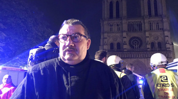 Hősként ünneplik a párizsi tűzoltók káplánját, aki megmentette a töviskoronát