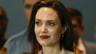 Angelina Jolie törölte nevéből Brad Pittet