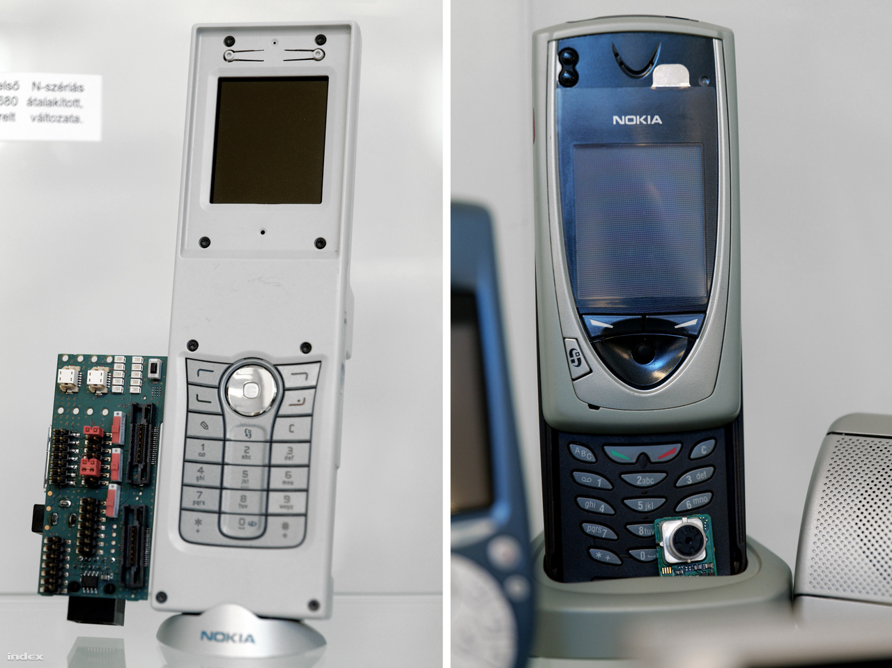 Balra: Nokia N90 prototípus, a finn gyártó egyik első okostelefonjának fejlesztői változata 2005-ből. A festetlen műanyag burkolat funkciója mindössze annyi, hogy egyben tartsa a telefont, így sem SIM kártyát behelyezni, sem összecsukni nem lehet. Az oldalán kilógó áramköri lapon a
                        programozáshoz szükséges csatlakozók találhatók. A készülék a kiállítás társrendezője,
                        Csernák Márton magángyűjteményéből származik. Jobbra a 2002-es Nokia 7650, az első színes Nokia telefonok egyike. Ez már 6.1-es Symbian operációs rendszerrel működött, volt beépített kamerája és a menüben joystickkel lehetett lépkedni. "Nekünk csak Zutyufon. Az Index legendás tényfeltáró riporterének, Bogád Zoltánnak ilyen telefonja volt sokáig – rengeteg mobilos fotót és tudósítást köszönhettünk Zutyunak és akkor bámulatosan hipermodern hatást keltő telefonjának" – Nagy Attila Károly.)