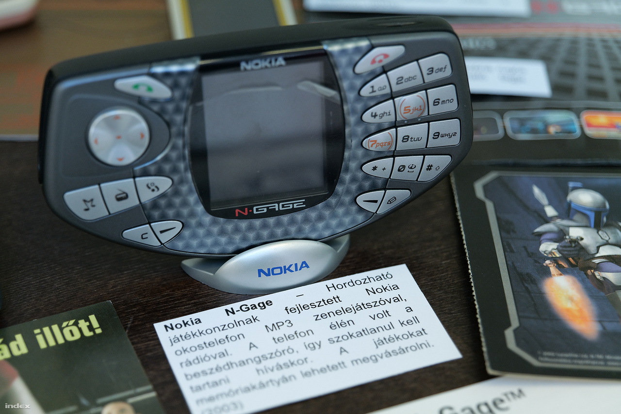 Nokia N-Gage gamer telefon 2003-ból, amit az internet népe villámgyorsan ki is röhögött.na nem azért, mert olyan rossz készülék lett volna, de a tervezők a hangszórókat és a mikrofont a telefon élére rakták, amiből adódóan telefonálás közben úgy festett a felhasználó, mintha hatalmas fület növesztett volna. ("Néhány egészen jó, tartalmas játék megjelent rá, de nem tudtak annyit eladni belőle, hogy a fejlesztők komolyan vegyék" – Tóth Balázs.)