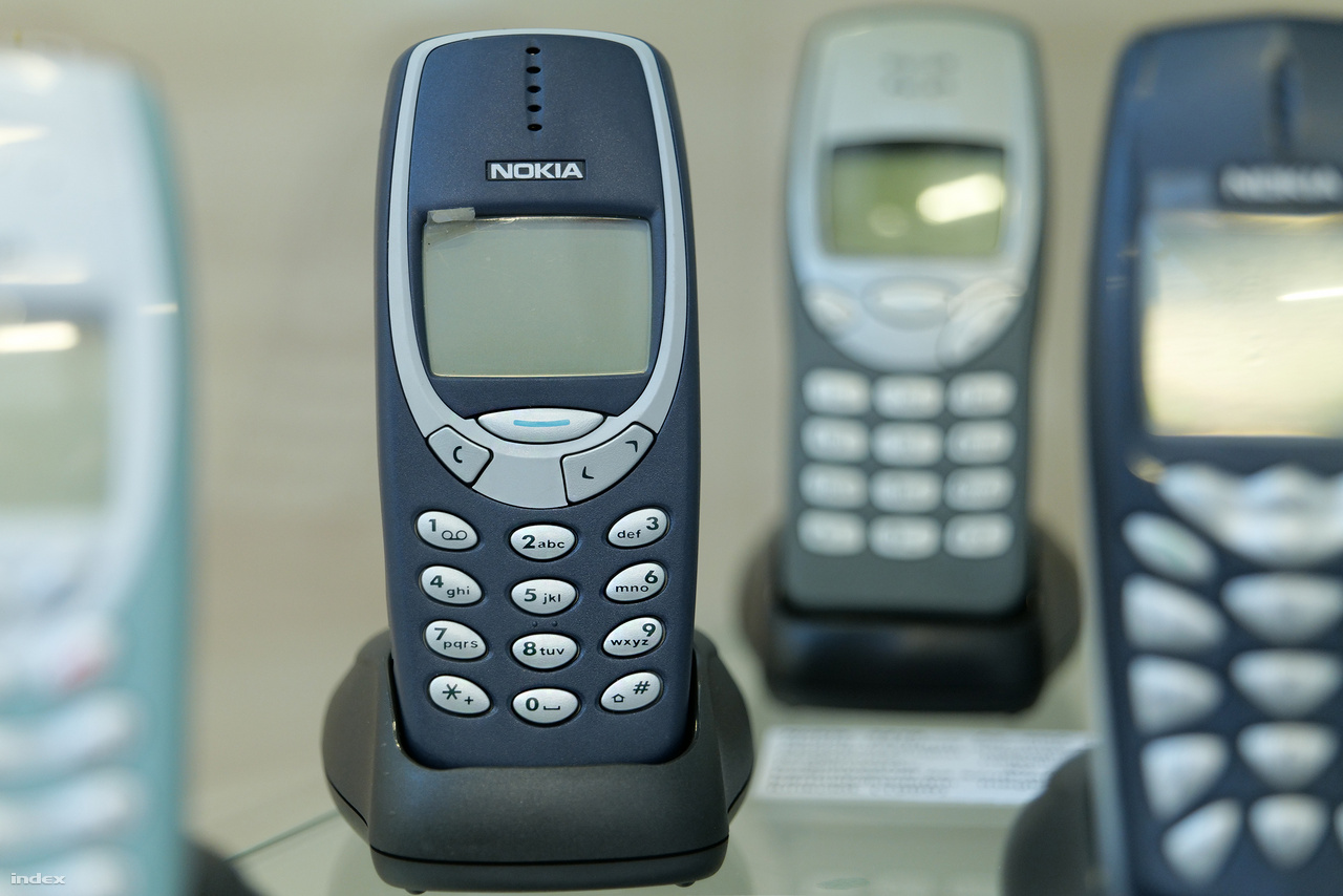 A 2000-ben bemutatott Nokia 3310 telefon olyan jól bírta, sőt bírja a strapát, hogy tíz évvel később
                        az elpusztíthatatlanság példaképeként internetes mémmé vált, majd nemrég a Nokia meglovagolva a retrólázat, gyártott belőle egy okostelefonos verziót, ami azonban szégyenszemre jócskán elmaradt a várakozásoktól.
