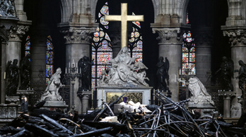 Macron: Öt év alatt újjáépítjük a Notre-Dame-ot!