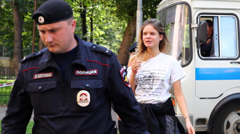 Őrizetbe vették a Pussy Riot egyik tagját, aki díjátadóra sietett volna